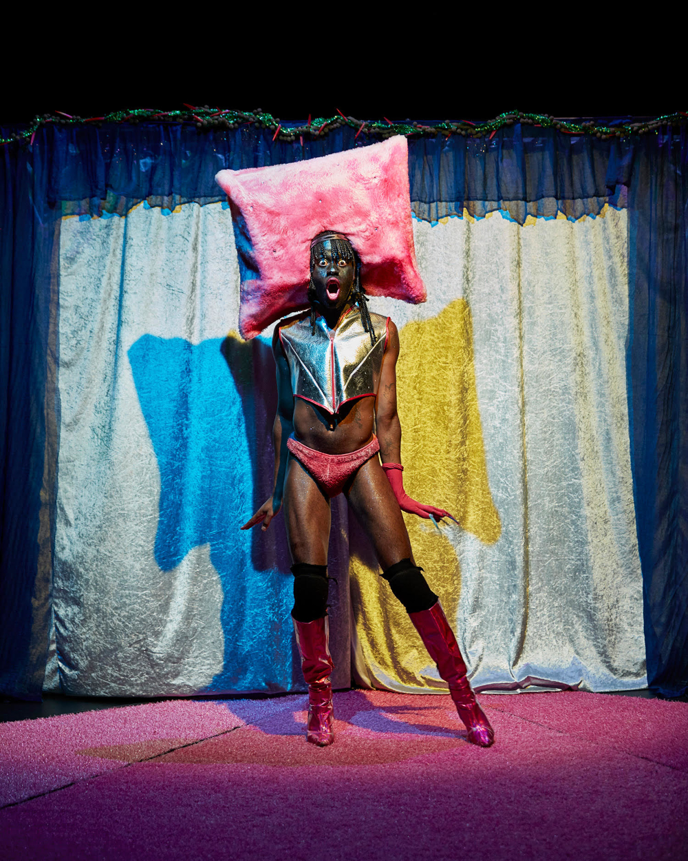 Anthony Martine et Mérendys Martine dans la pièce Quand on dort on n'a pas faim, avec une création lumière de Jérôme Baudouin, créateur lumière en danse, théâtre et spectacle vivant.